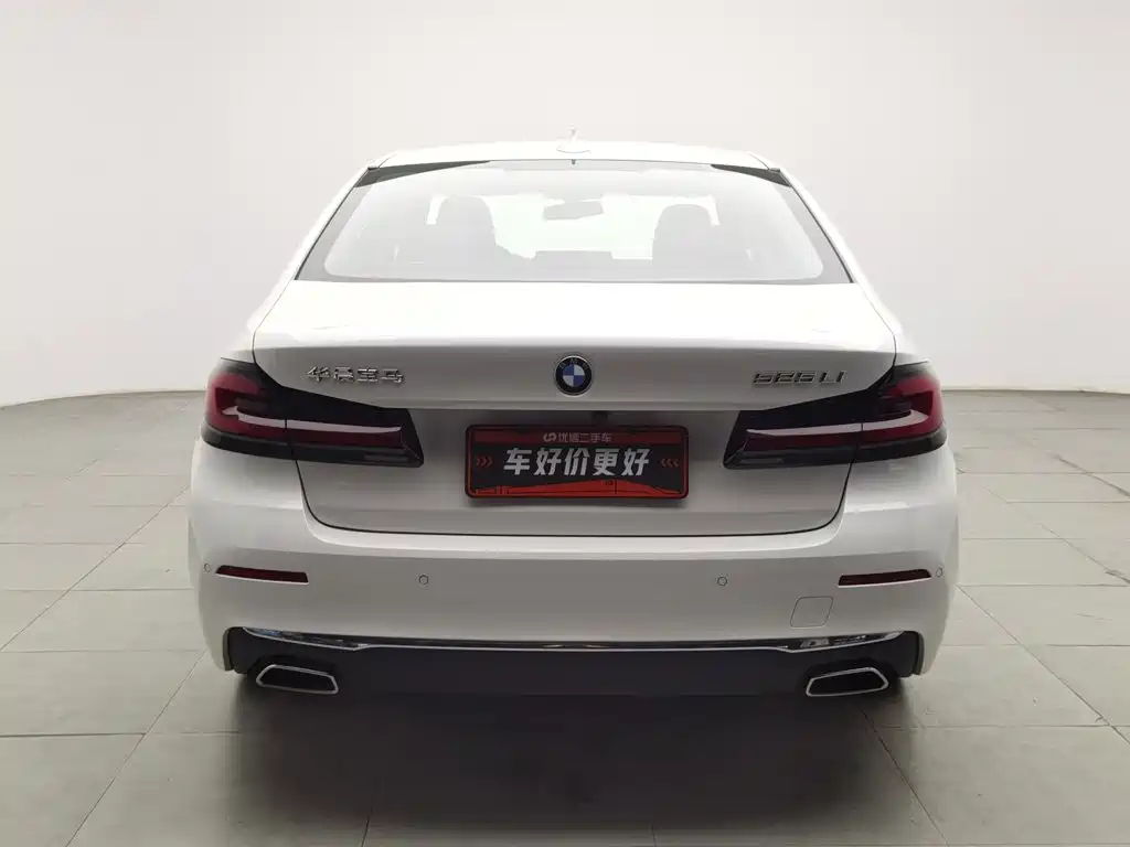 Photo 4 - BMW 5 Series
