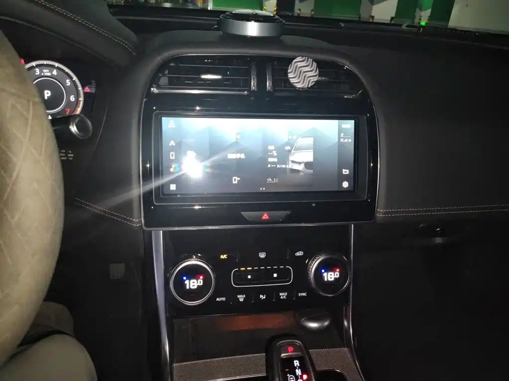 Фото 6 - Jaguar XEL
