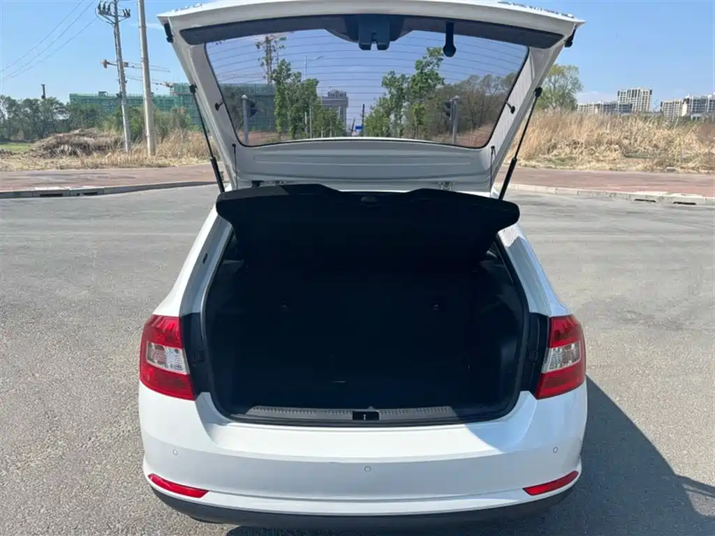 Škoda Skoda Rapid Spaceback 2016 Facelift 1.6L Automatic Innovation Edition фото 7