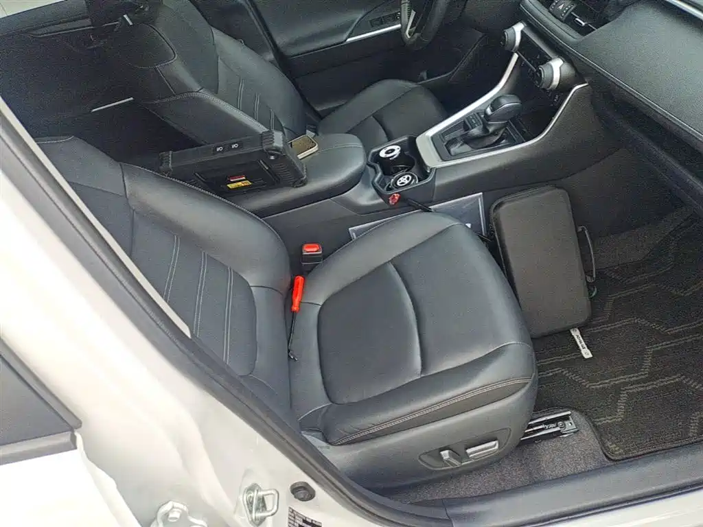 Toyota RAV4 Rongfang 2023 2.0L CVT 2WD 20th Anniversary Platinum Edition фото 25