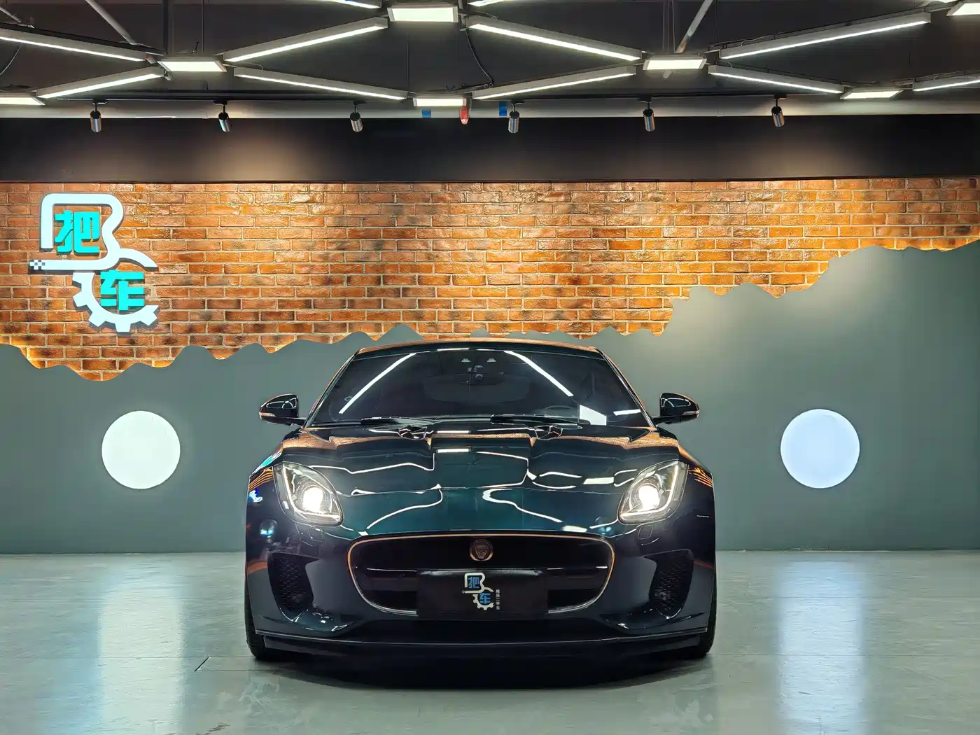 Photo 2 - Jaguar F-TYPE