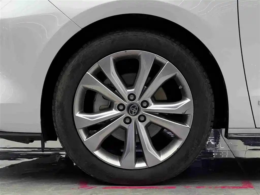 Toyota Sienna 2023 2.5L Hybrid Premium Edition фото 4