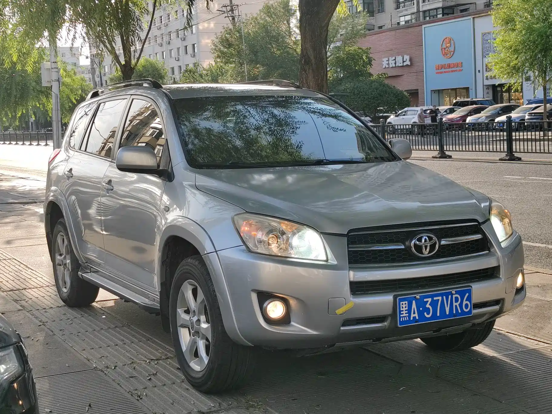 Фото 1 - Toyota RAV4