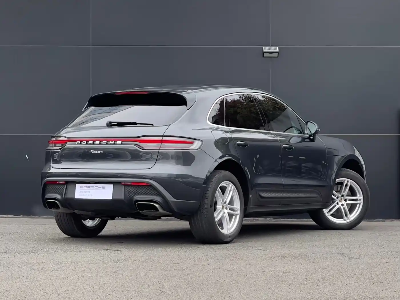 PORSCHE MACAN