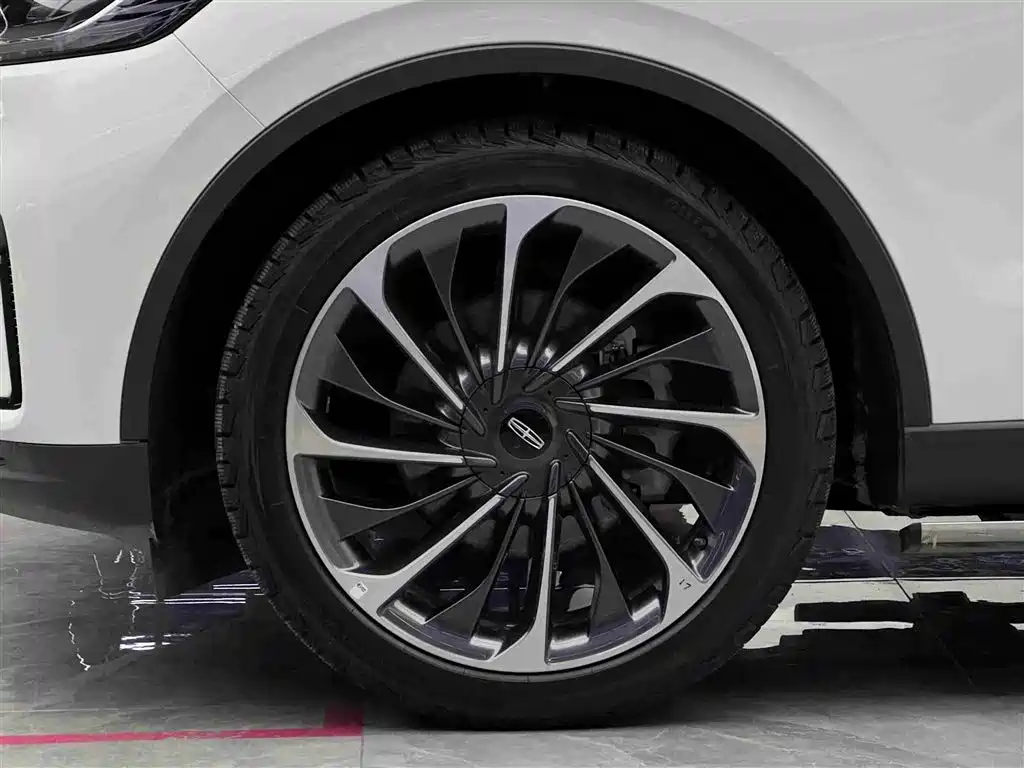 Photo 4 - Lincoln Aviator