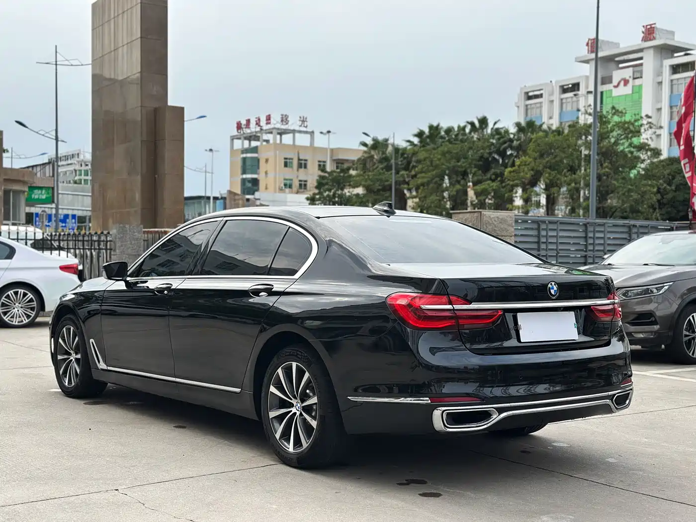 BMW 7 Series 2016 730Li Leading фото 4