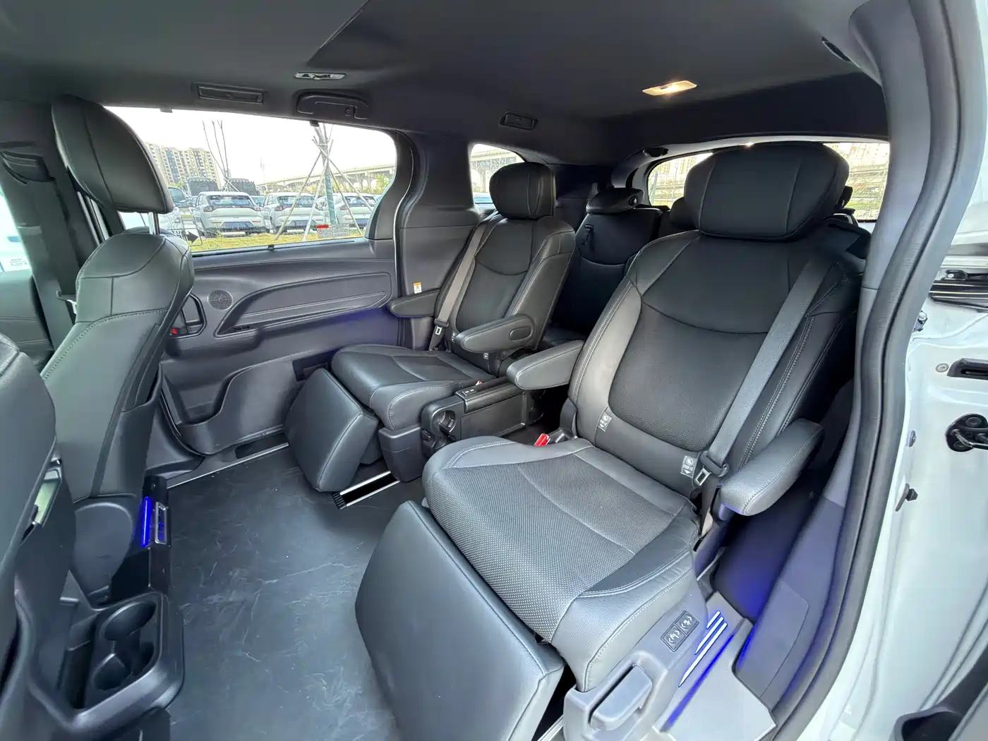 Toyota Sienna 2023 2.5L Hybrid Premium Edition фото 9