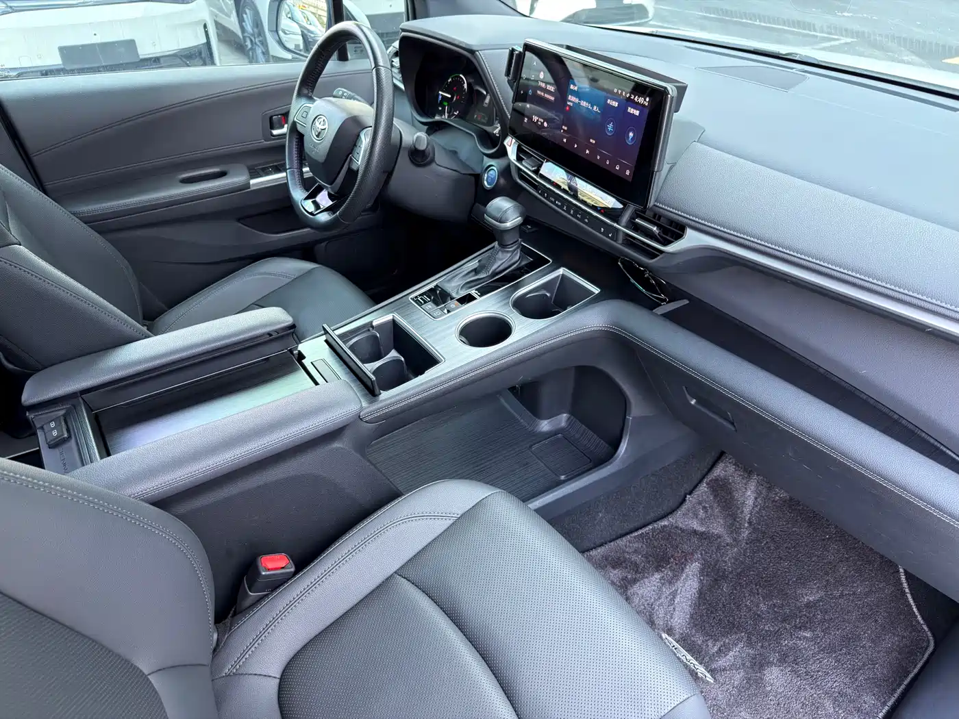 Toyota Sienna 2023 2.5L Hybrid Premium Edition фото 16