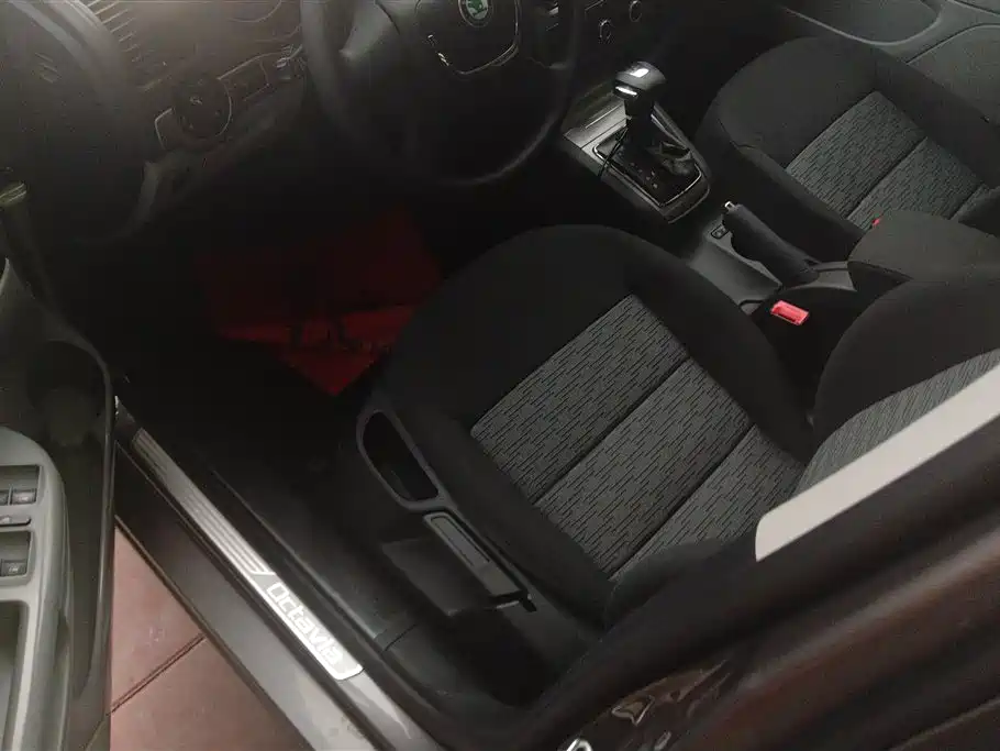 Škoda Octavia 2013 1.6L Automatic Elite Edition фото 9