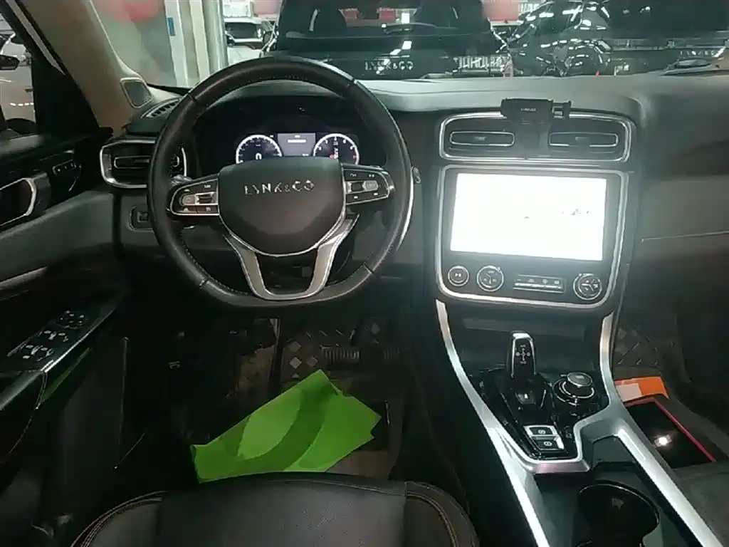 Lynk & Co 01 2017 2.0T AWD Pro фото 11