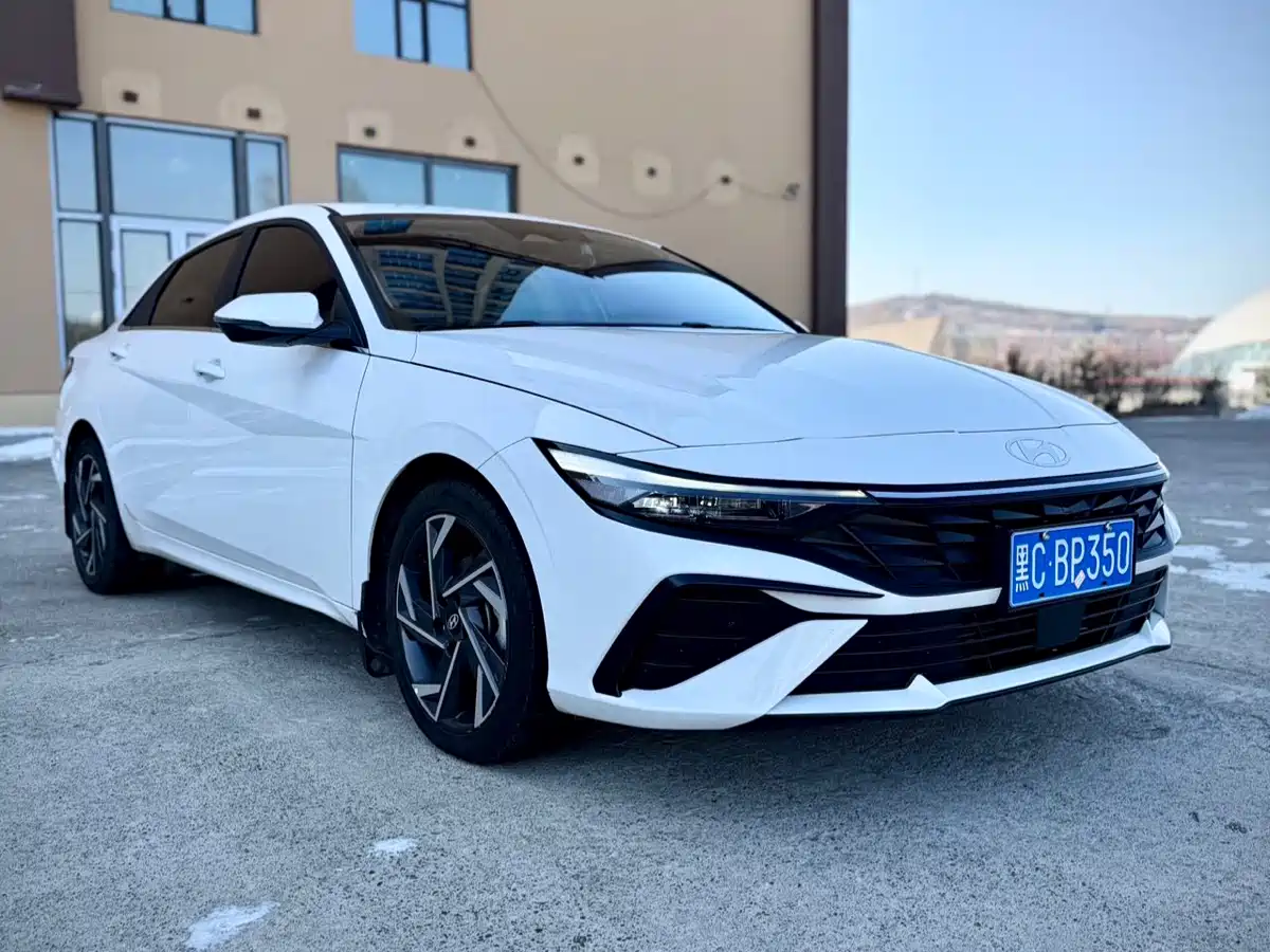 Hyundai Elantra 2023 Model 1.5L CVT LUX Premium Edition фото 3