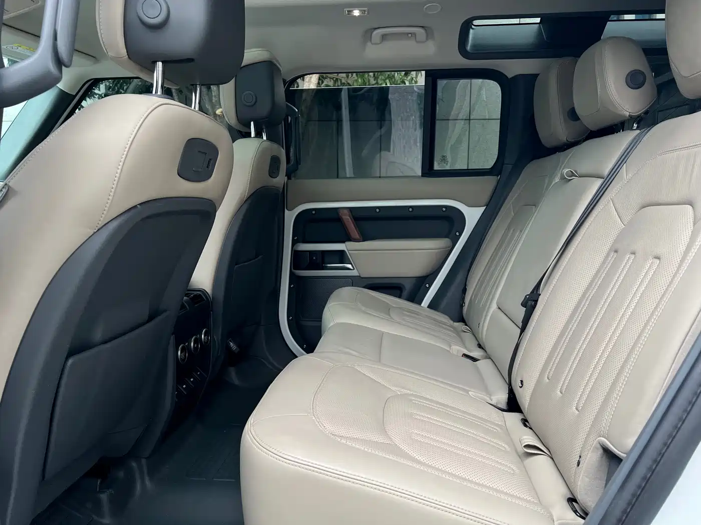 Land Rover Defender 2020 Model 110 P400 HSE фото 6