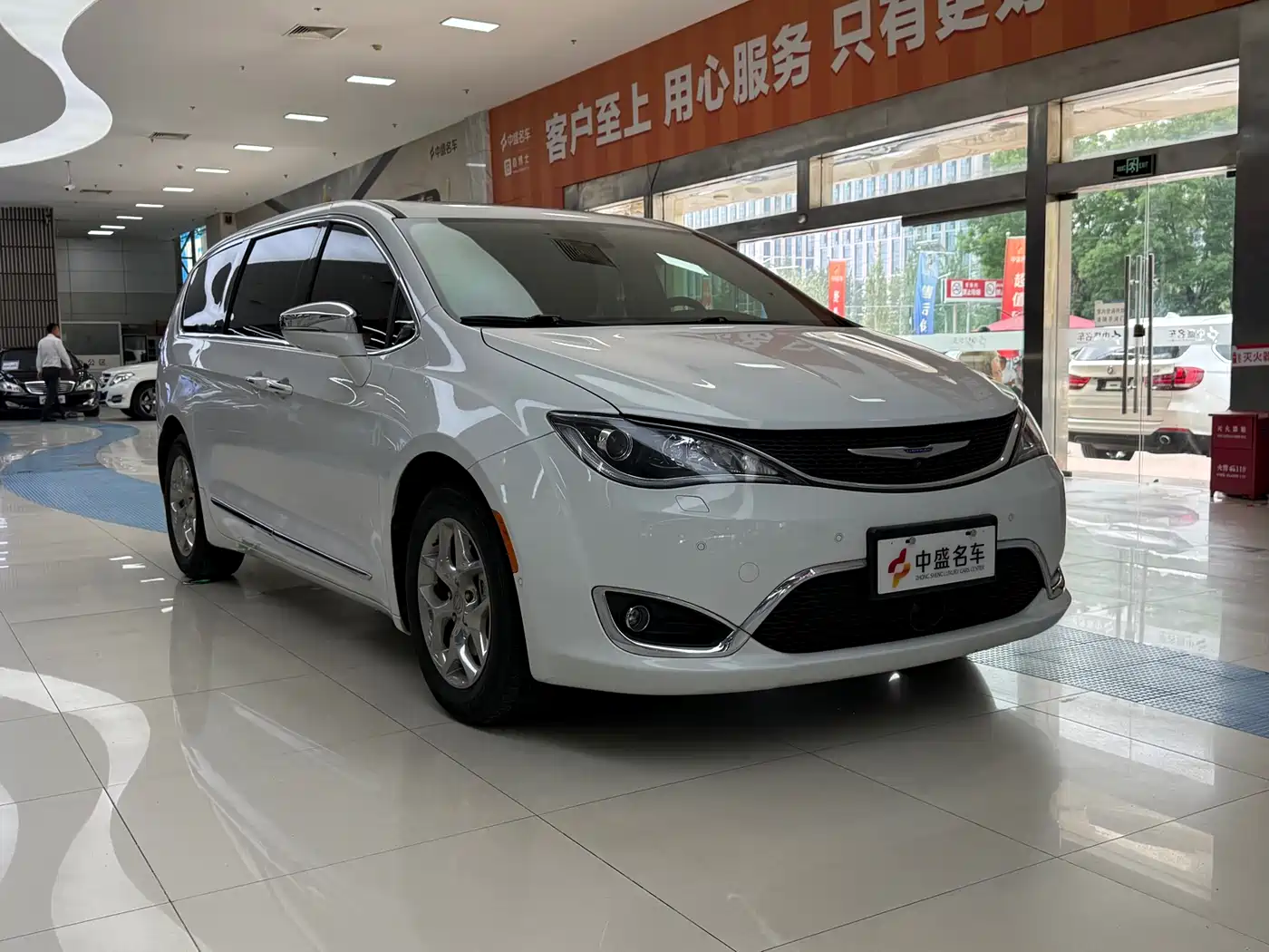 Chrysler Grand Voyager (Import) 2017 3.6L Premium Edition фото 3