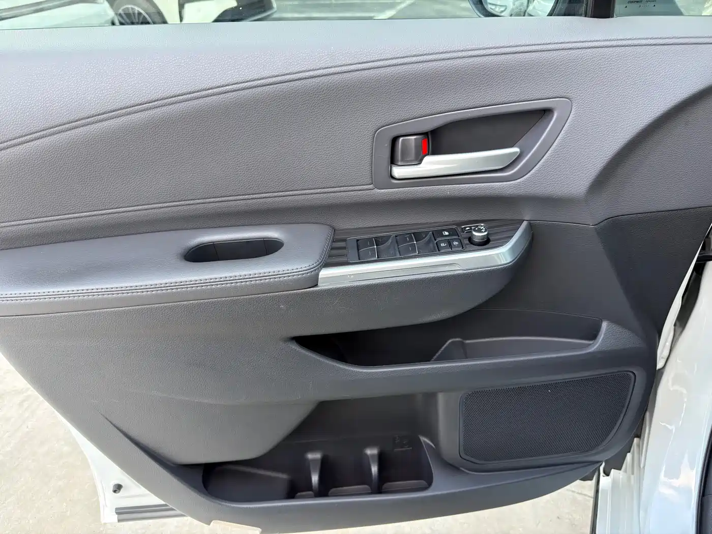 Toyota Sienna 2023 2.5L Hybrid Premium Edition фото 7