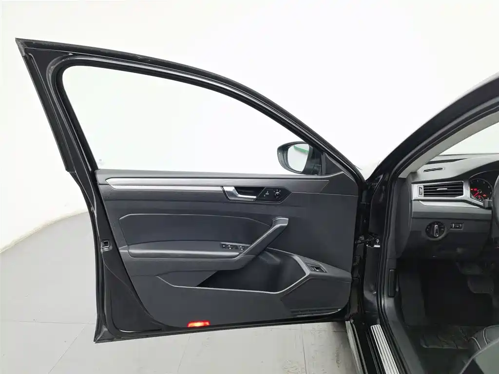 Volkswagen Passat 2017 280TSI DSG Prestige фото 8
