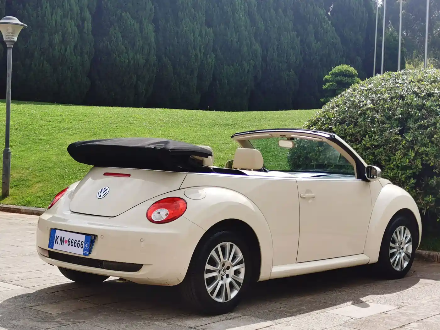 Volkswagen Beetle 2010 Model 2.0 BlackOrange Convertible Luxury Edition фото 10