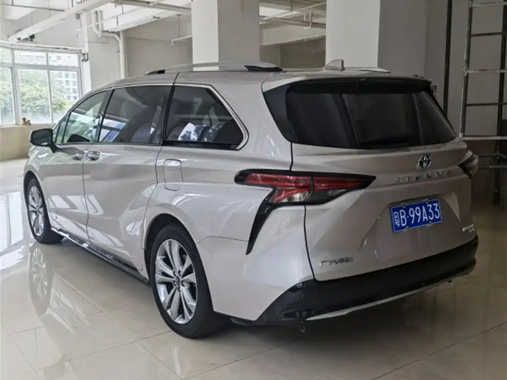 Toyota Sienna 2023 2.5L Hybrid Ultimate Edition фото 6