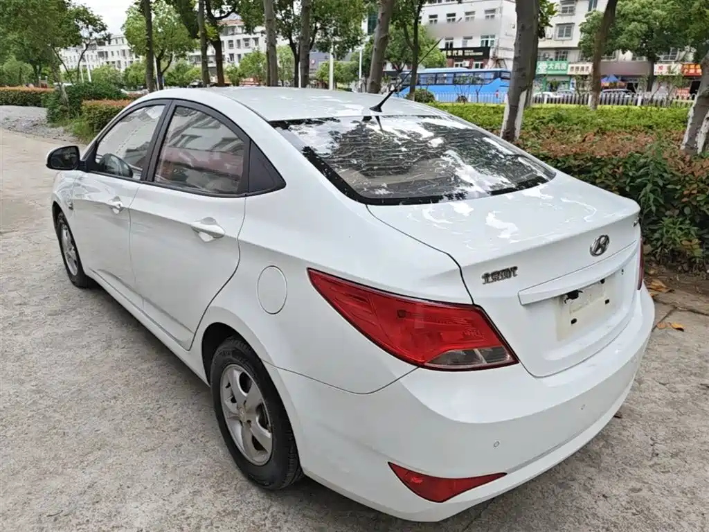 Hyundai Verna 2014 1.4L Manual Smart GLS фото 5