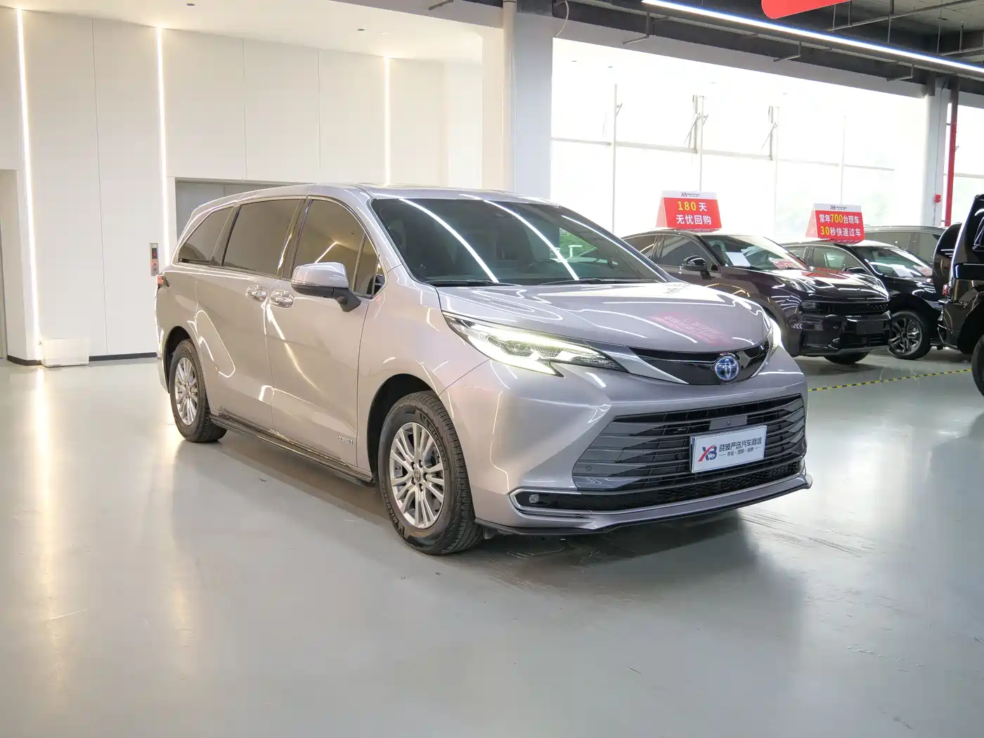 Toyota Sienna 2021 2.5L Hybrid Premium Edition фото 6