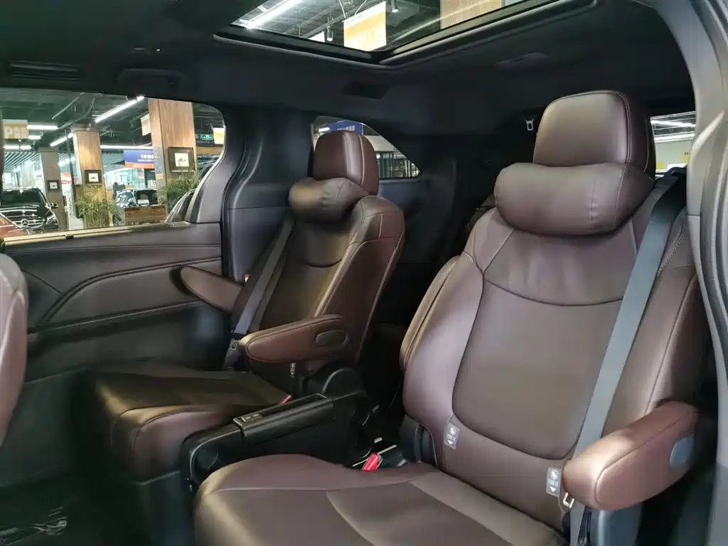 Toyota Granvia 2024 2.5L Hybrid Premium PLUS 4WD Edition фото 9