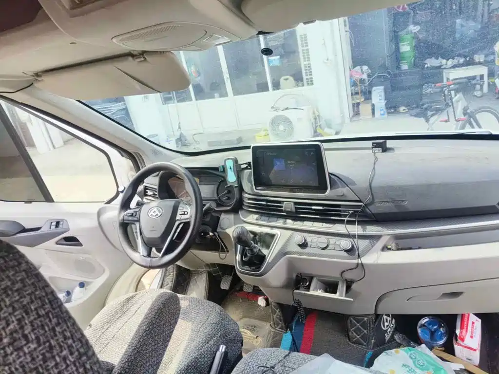SAIC Maxus Xintu V90 2022 2022 2.0T Manual Yunjie FWD Short Wheelbase High Roof Single Rear Tire 6-Seater