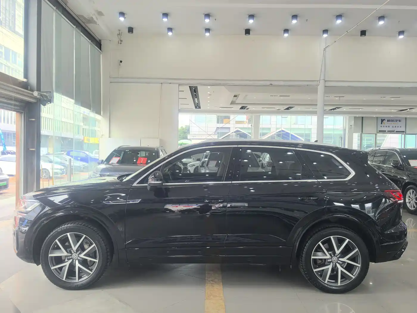 Volkswagen Touareg 2019 3.0TSI Sharp Edge Edition China VI фото 7