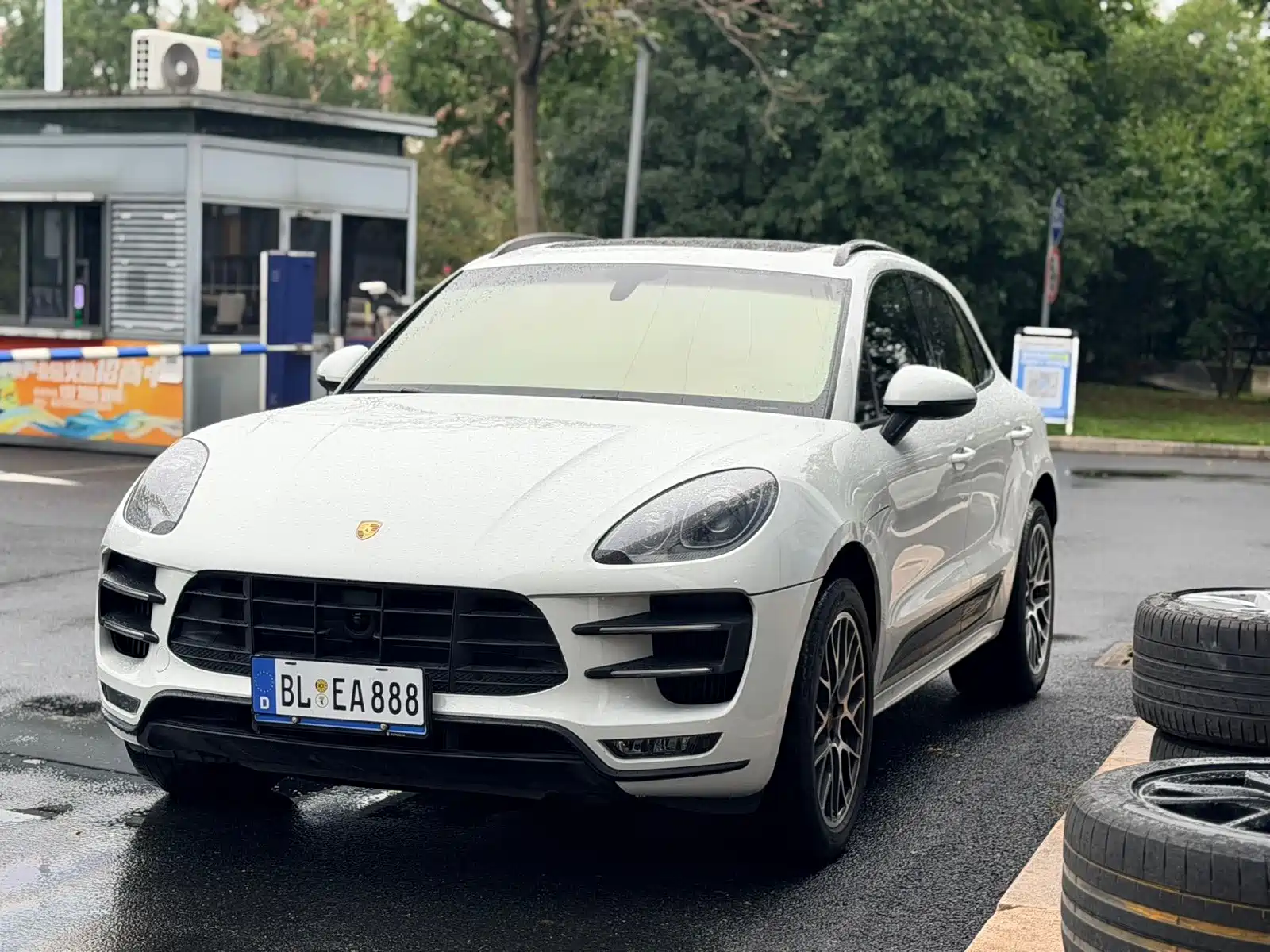Photo 1 - Porsche Macan