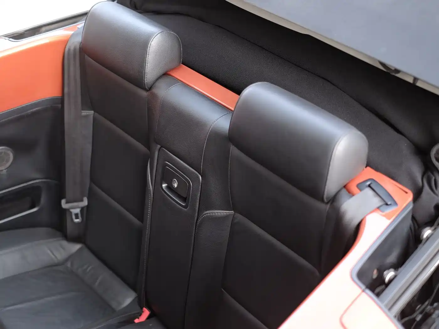 Volkswagen Beetle 2010 Model 2.0 BlackOrange Convertible Luxury Edition фото 30