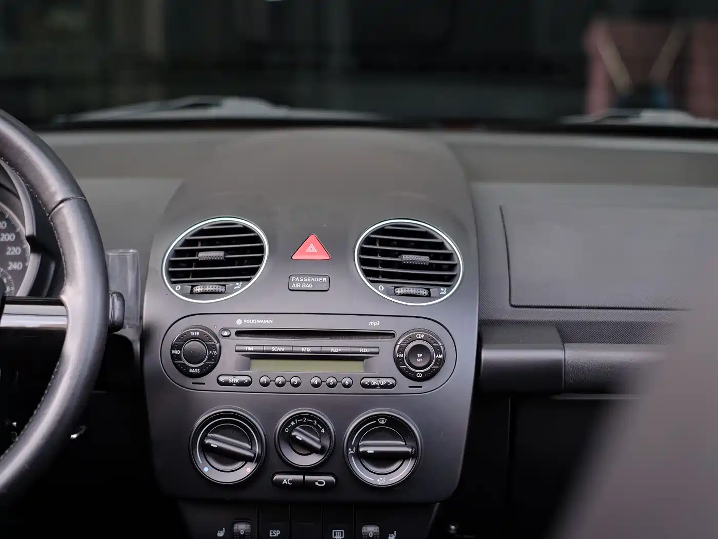 Volkswagen Beetle 2010 Model 2.0 BlackOrange Convertible Luxury Edition фото 55