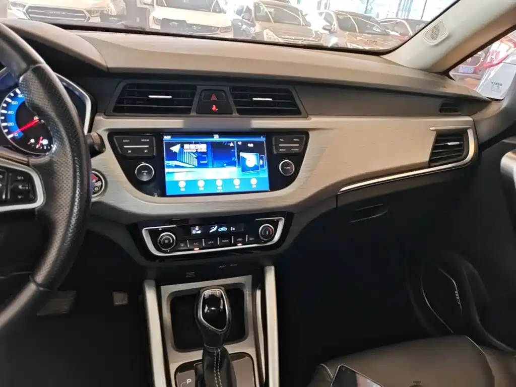 Фото 10 - Geely Vision X3