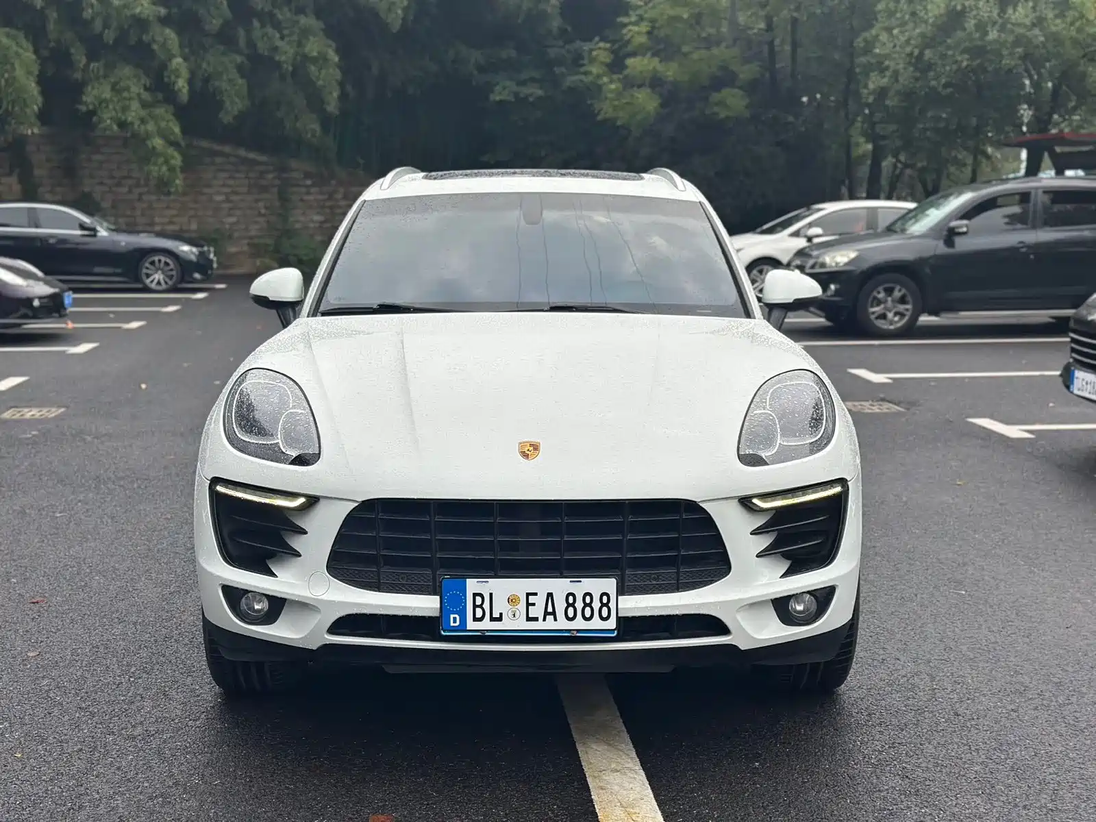 Photo 2 - Porsche Macan