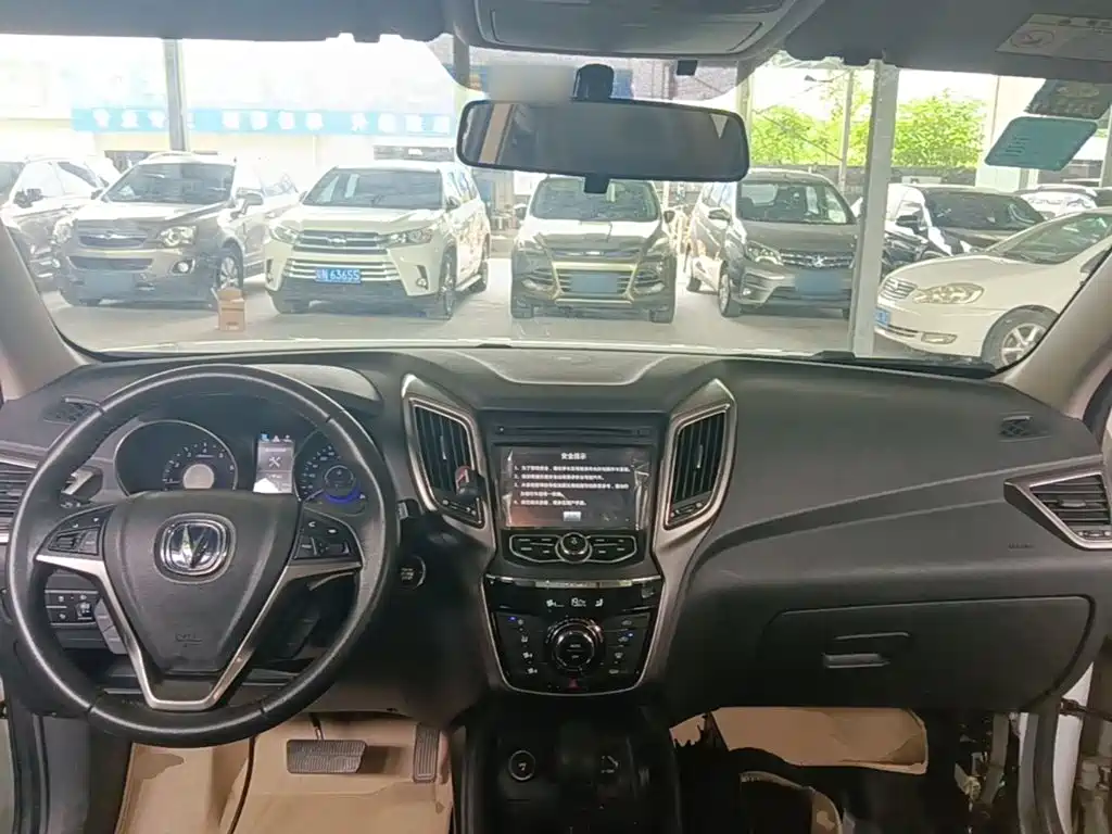 Фото 10 - Changan CS75
