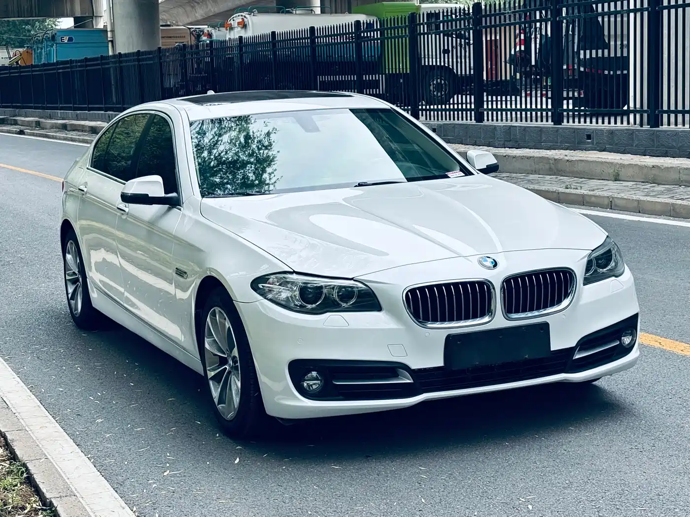 BMW 5 Series 2017 525Li Leading Edition фото 3