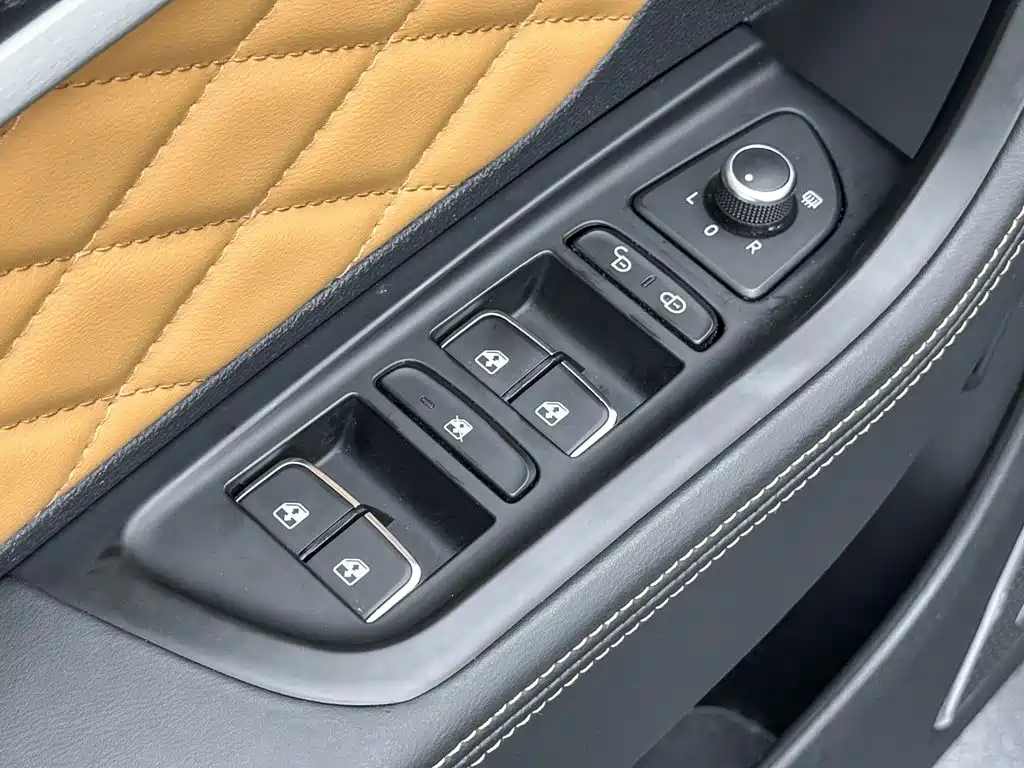 Фото 14 - Hongqi HS7