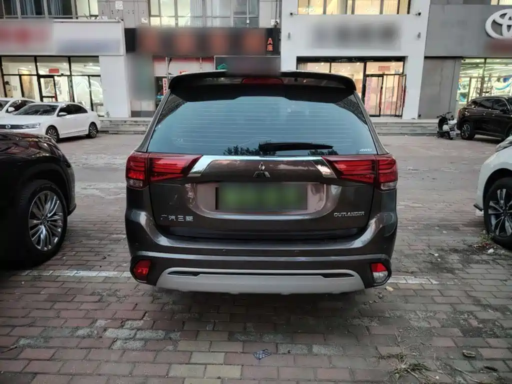 Фото 12 - Mitsubishi Outlander