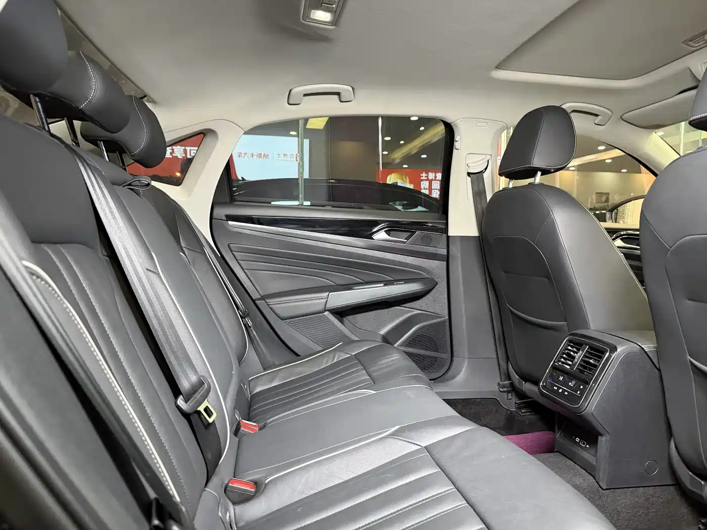 Volkswagen Passat 2023 280TSI Elite Edition фото 16