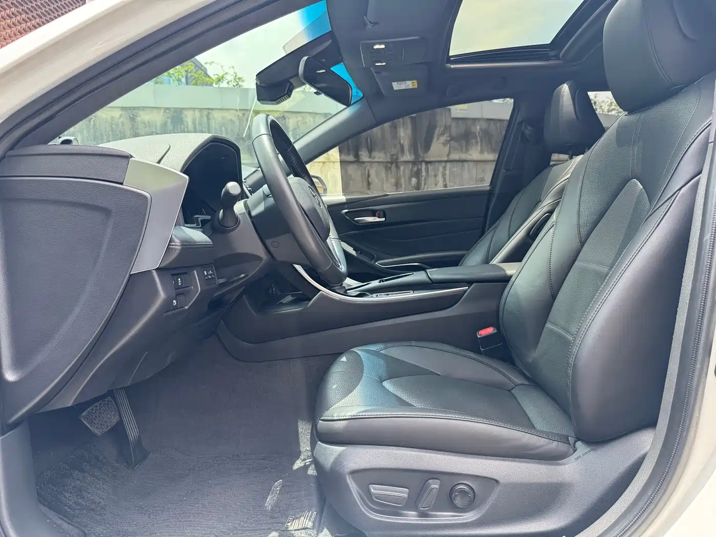 Toyota Avalon 2019 Hybrid 2.5L Luxury Edition China V фото 17