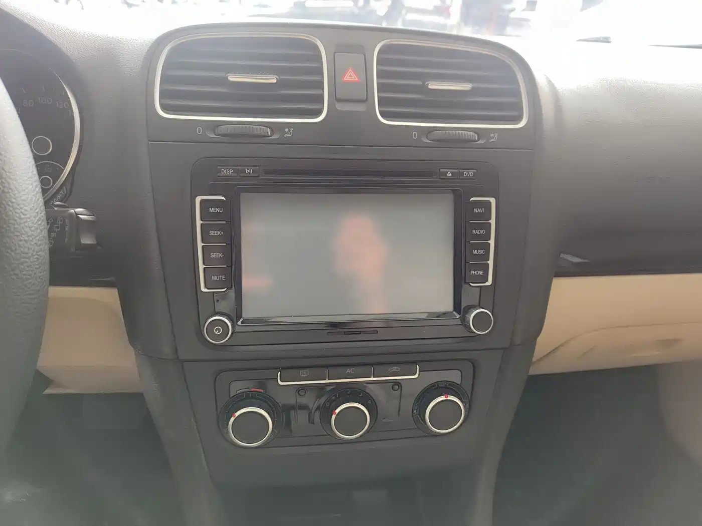Volkswagen Golf 2011 1.6 Auto Luxury Edition фото 6
