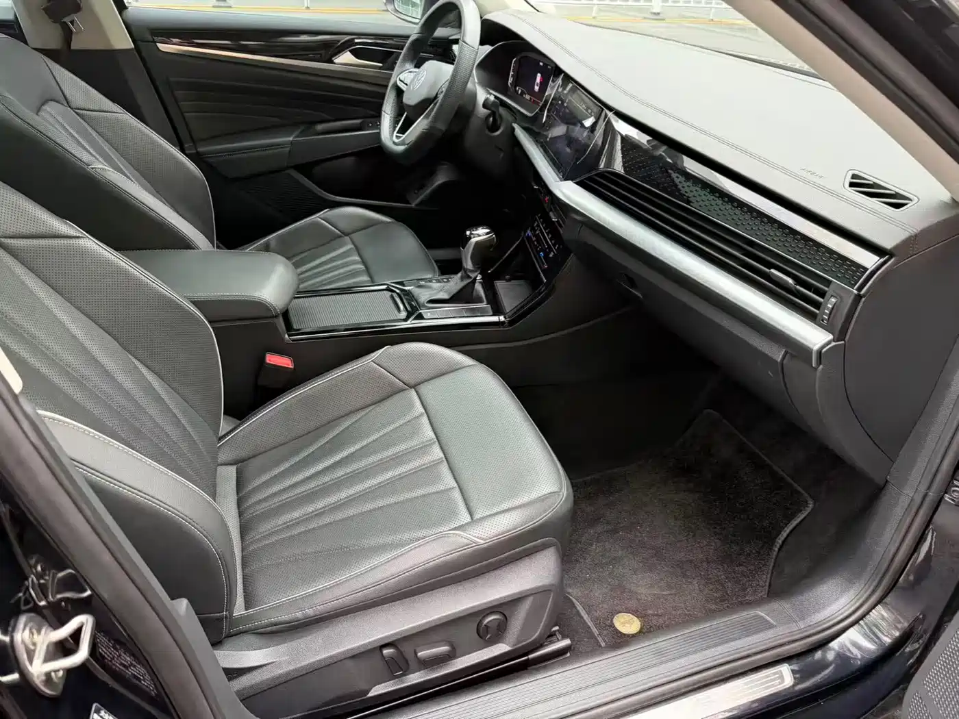 Volkswagen Passat 2024 380TSI Starlight Dragon Soaring Edition фото 17