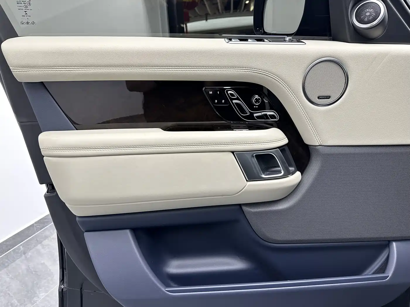 Land Rover Range Rover 2022 3.0 L6 400PS Heritage Extended Classic Edition фото 16