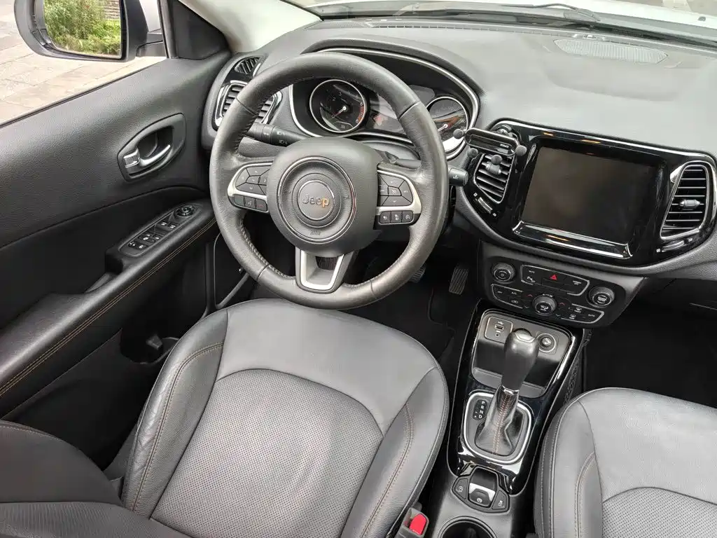 Фото 17 - Jeep Compass