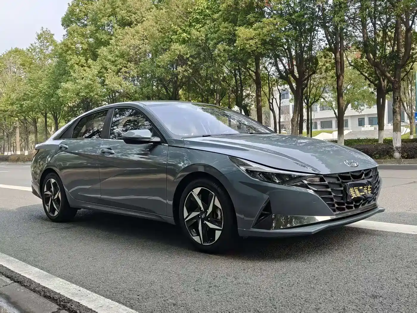 Hyundai Elantra 2022 1.5L CVT LUX Premium Edition фото 3