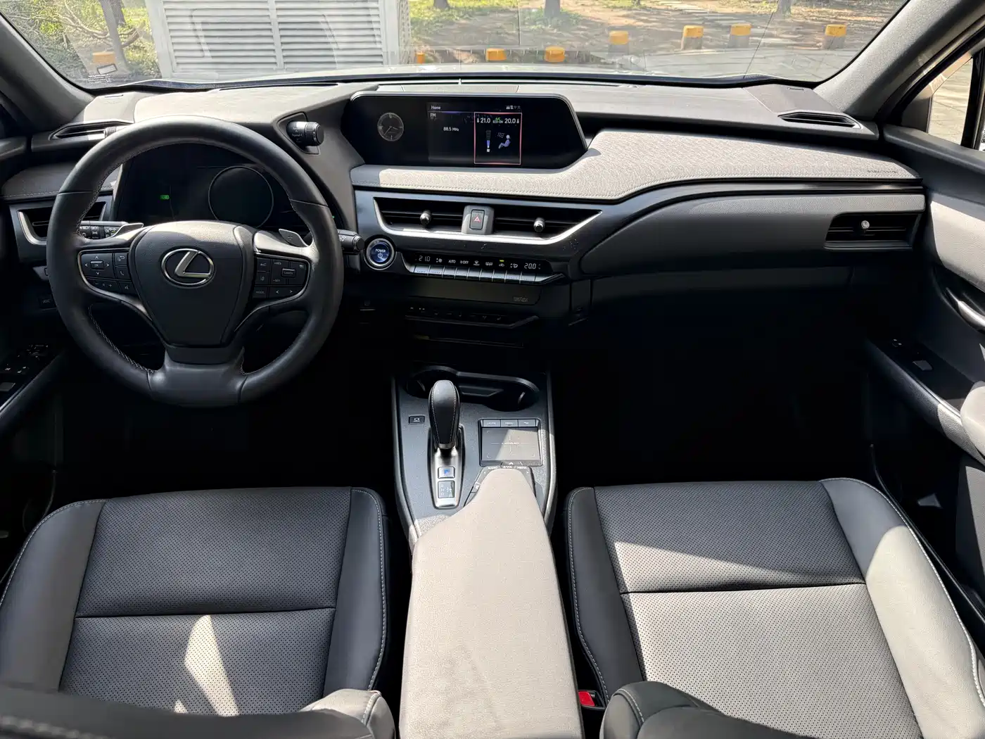 Lexus UX Electric 2020 300e Pure Enjoyment Edition фото 11