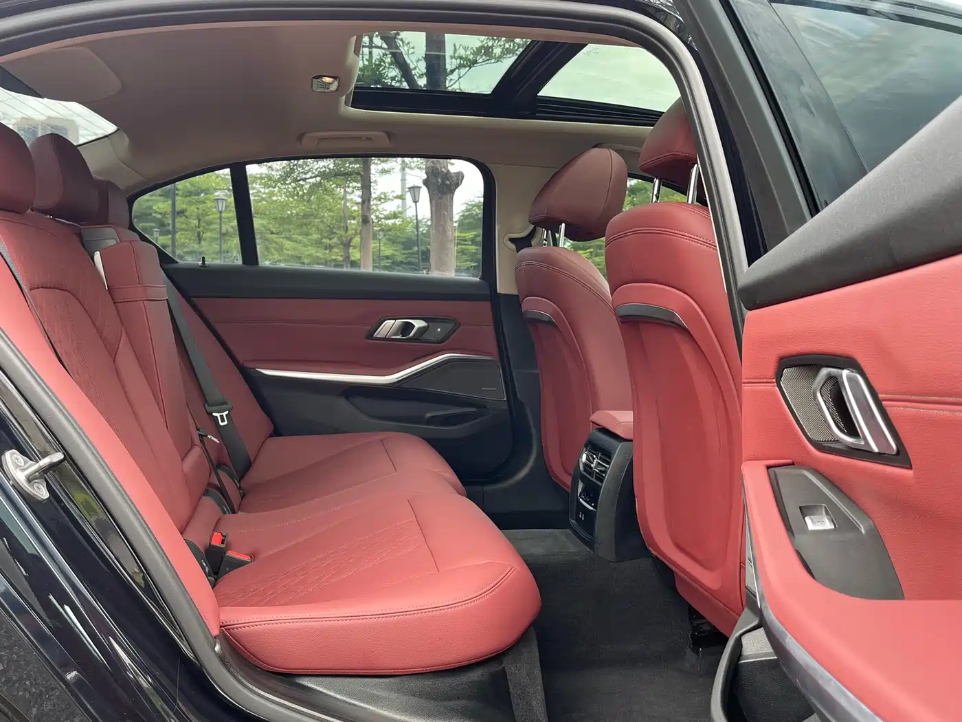 BMW 3 Series 2025 330Li M Sport Night Edition фото 15