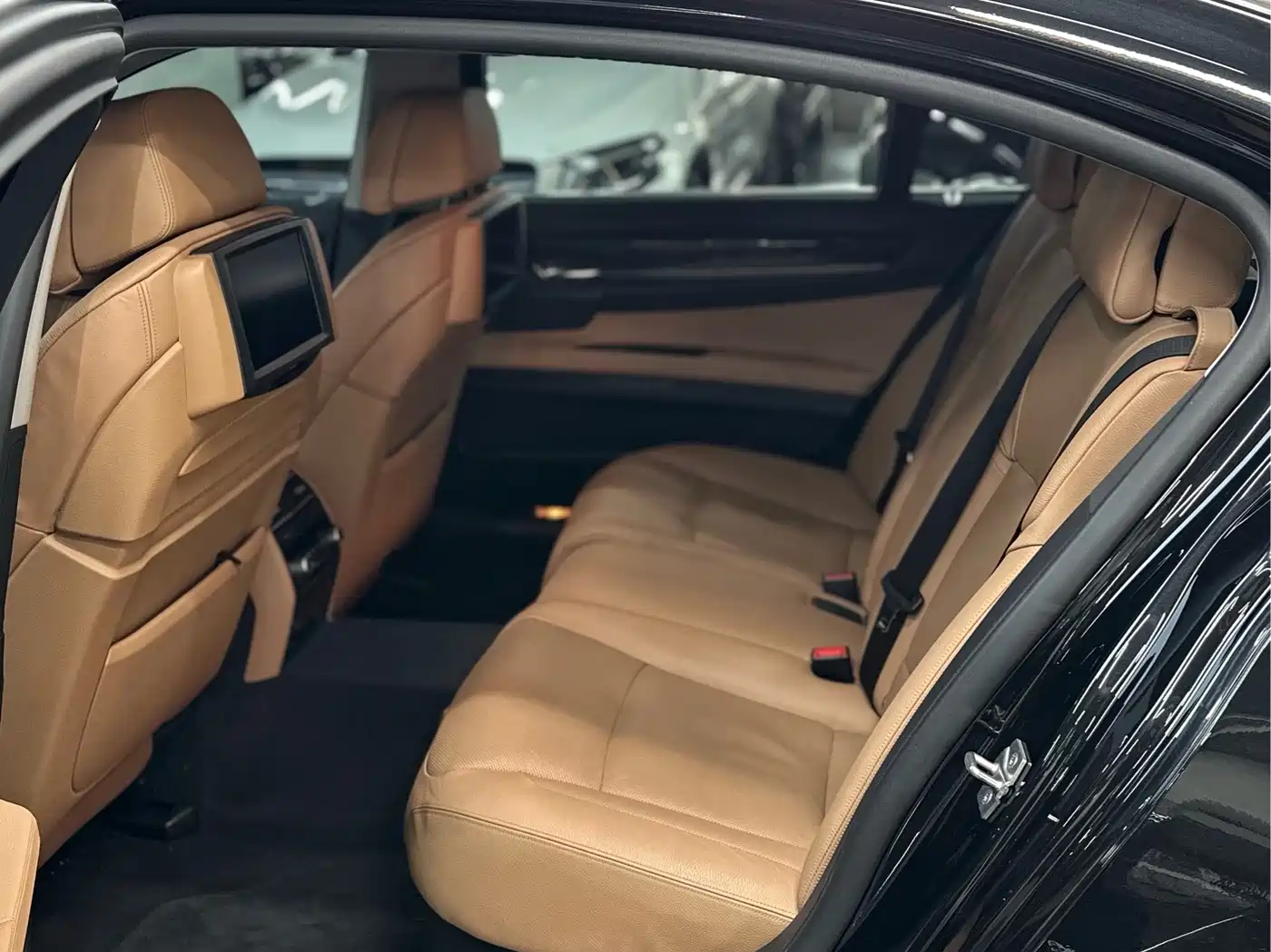 BMW 7 Series 2011 750Li xDrive фото 8