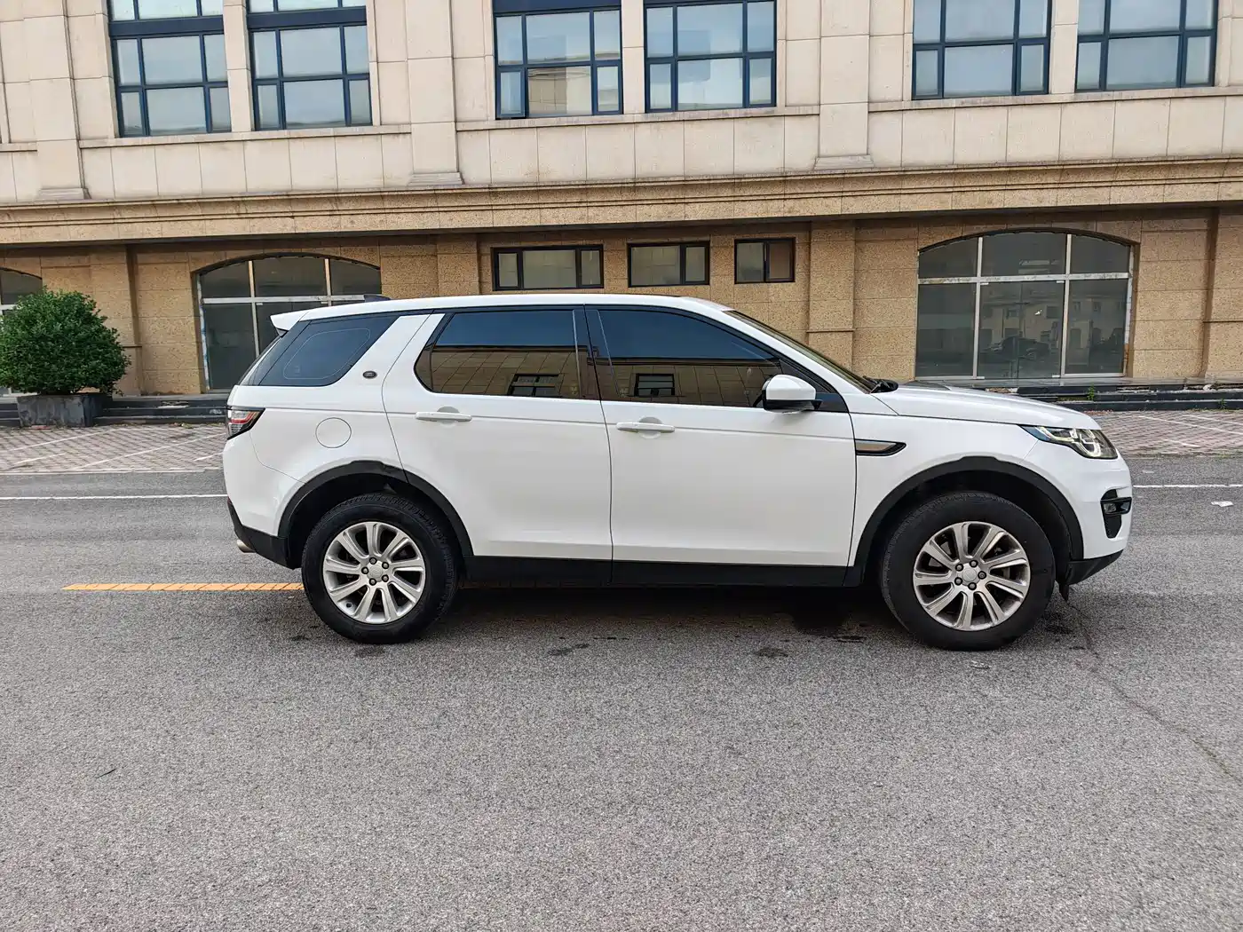 Land Rover Discovery Sport 2017 2.0T SE фото 4