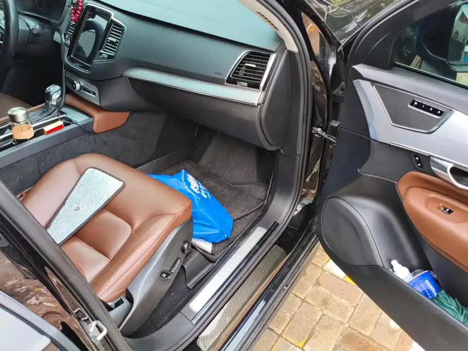 Фото 8 - Volvo XC90