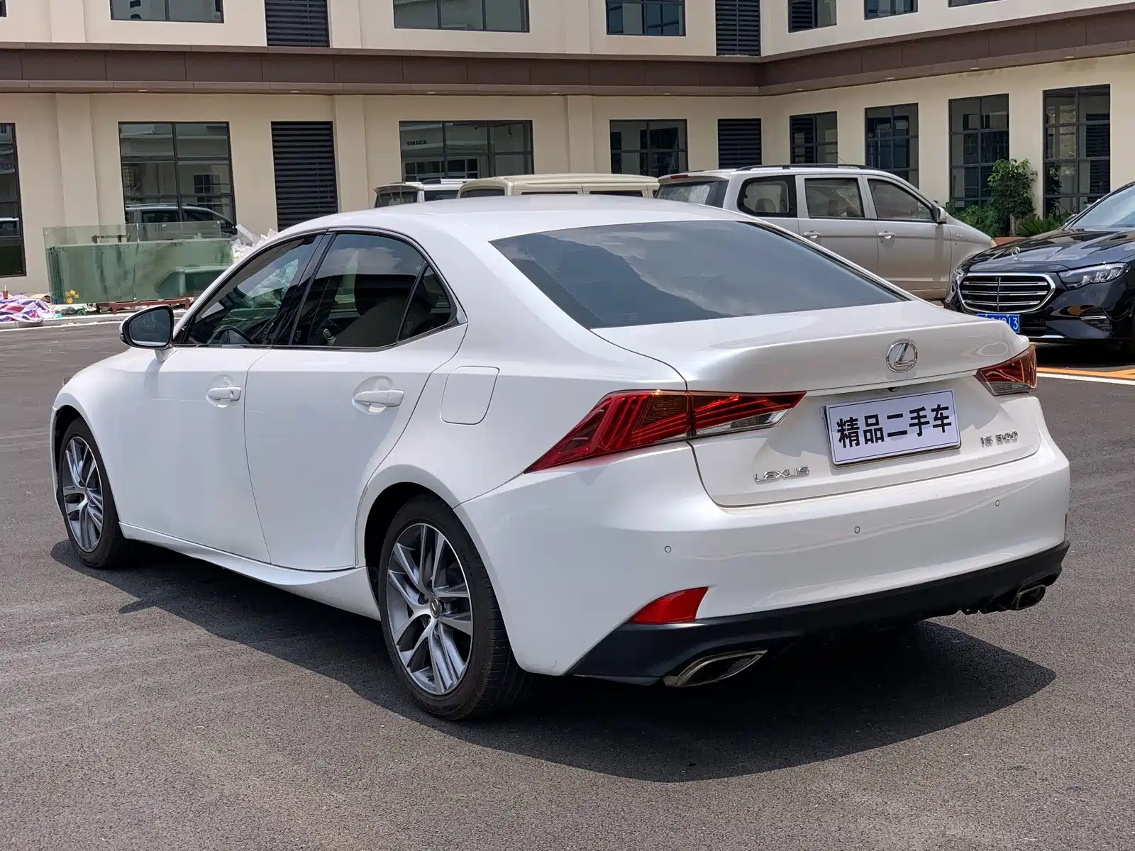 Photo 4 - Lexus IS