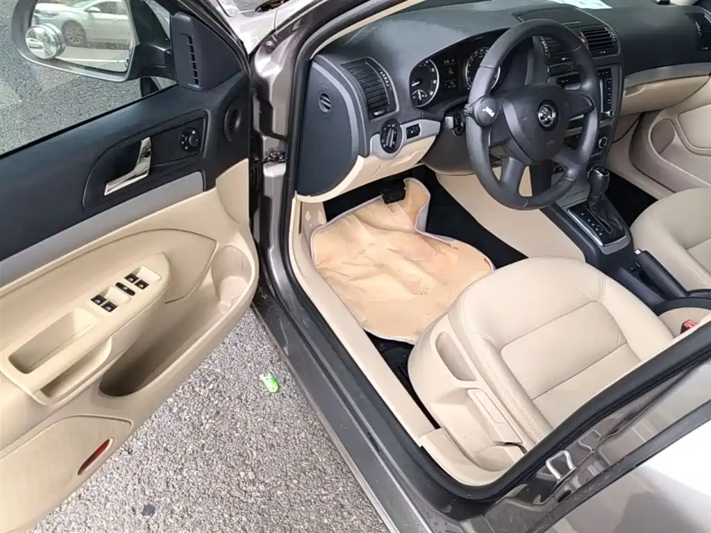 Škoda Octavia 2015 Classic 1.6L Automatic Elite Edition фото 16