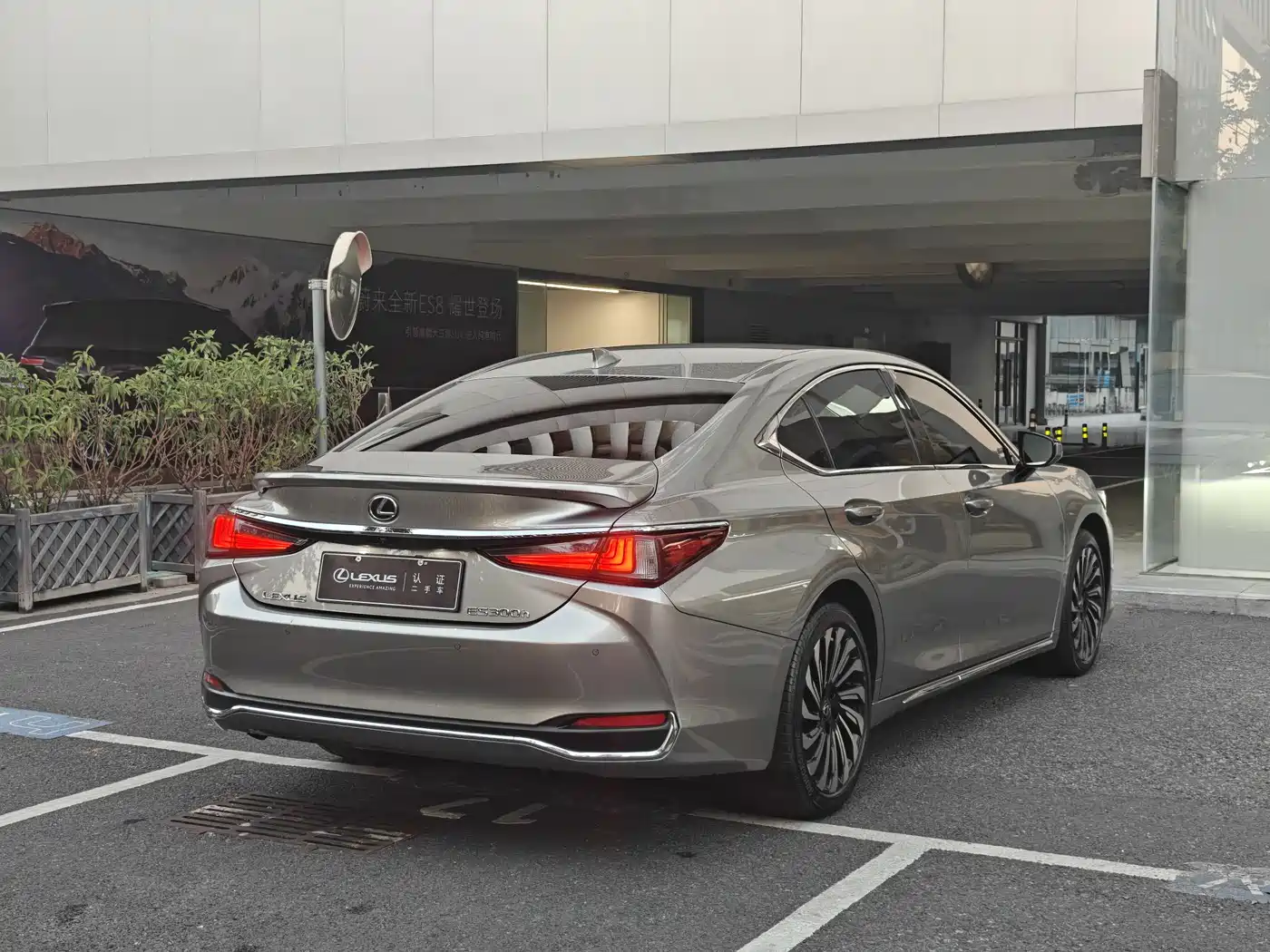 Lexus ES 2022 300h Silver Limited Edition фото 11